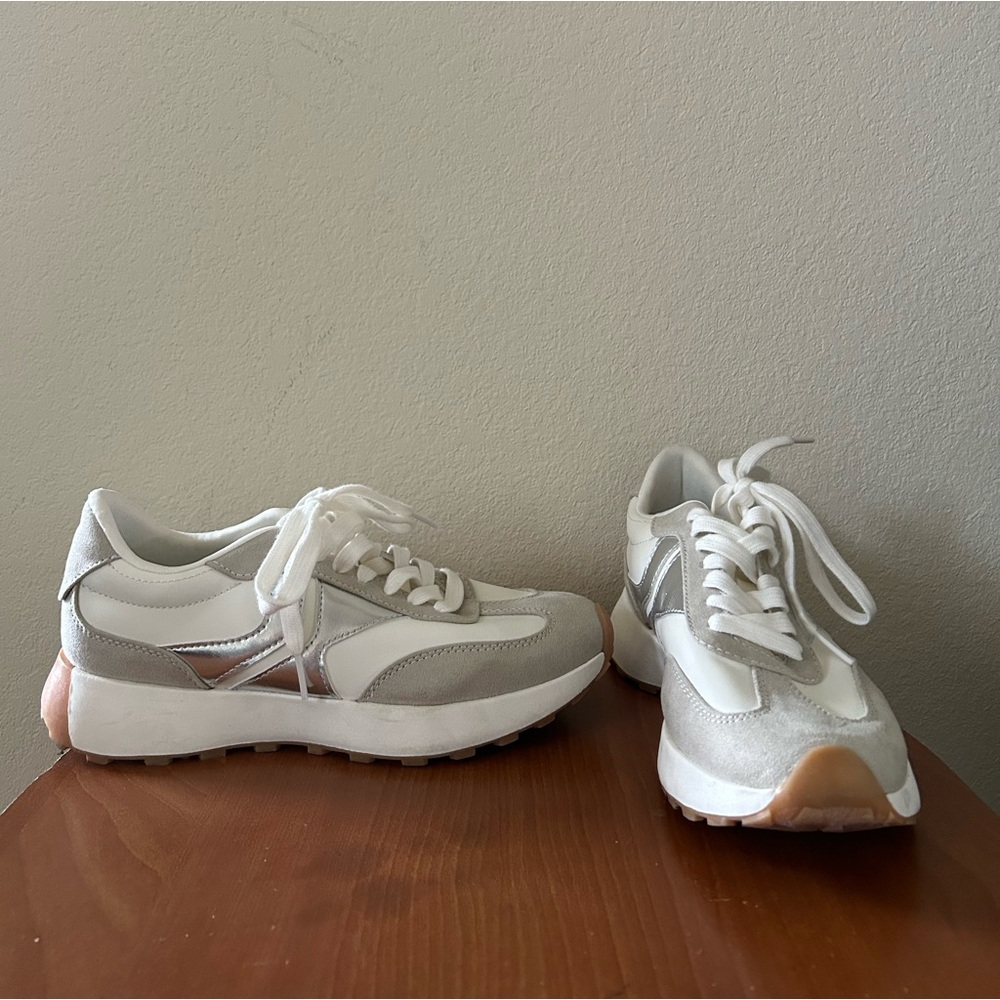 Steve Madden Women's Athletic Jogger Sneaker Size 9 Taupe/Silver Fashion Lace Up